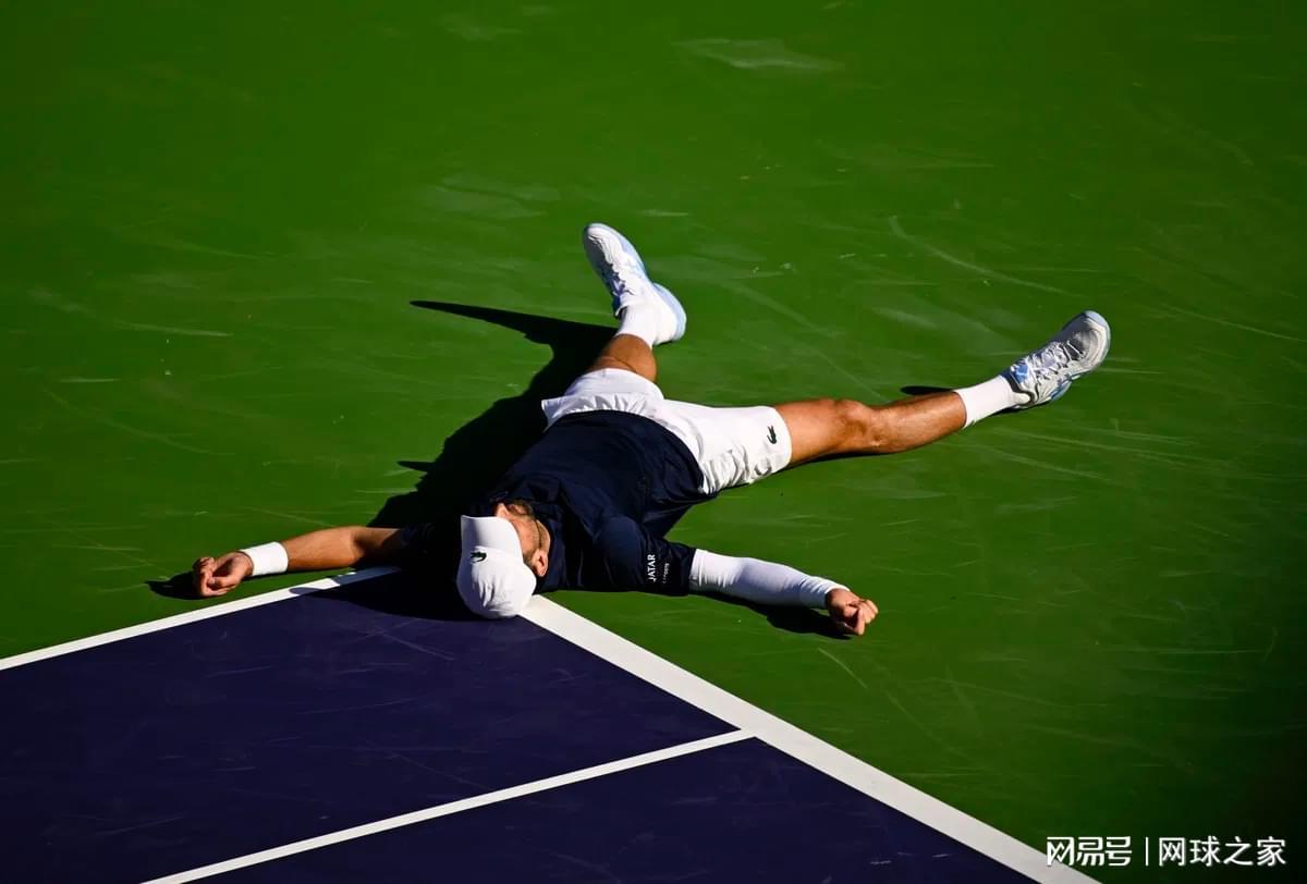 世界杯高清直播-德约科维奇比赛中途呕吐，印第安维尔斯酷热天气引发惊险一幕